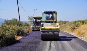 Seferihisar’da asfalt seferberliği Teos Caddesi’nde devam ediyor