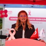 Bakırköy’de Pembe Şemsiyelerle Meme Kanseri Farkındalık Yürüyüşü