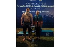 Başkan Vekili Büşra Özdemir kadın muhtarlarla güreşleri izledi