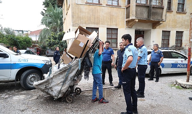 Büyükşehir Zabıtasından Balbey Mahallesinde hurda ve atık depolarına operasyon